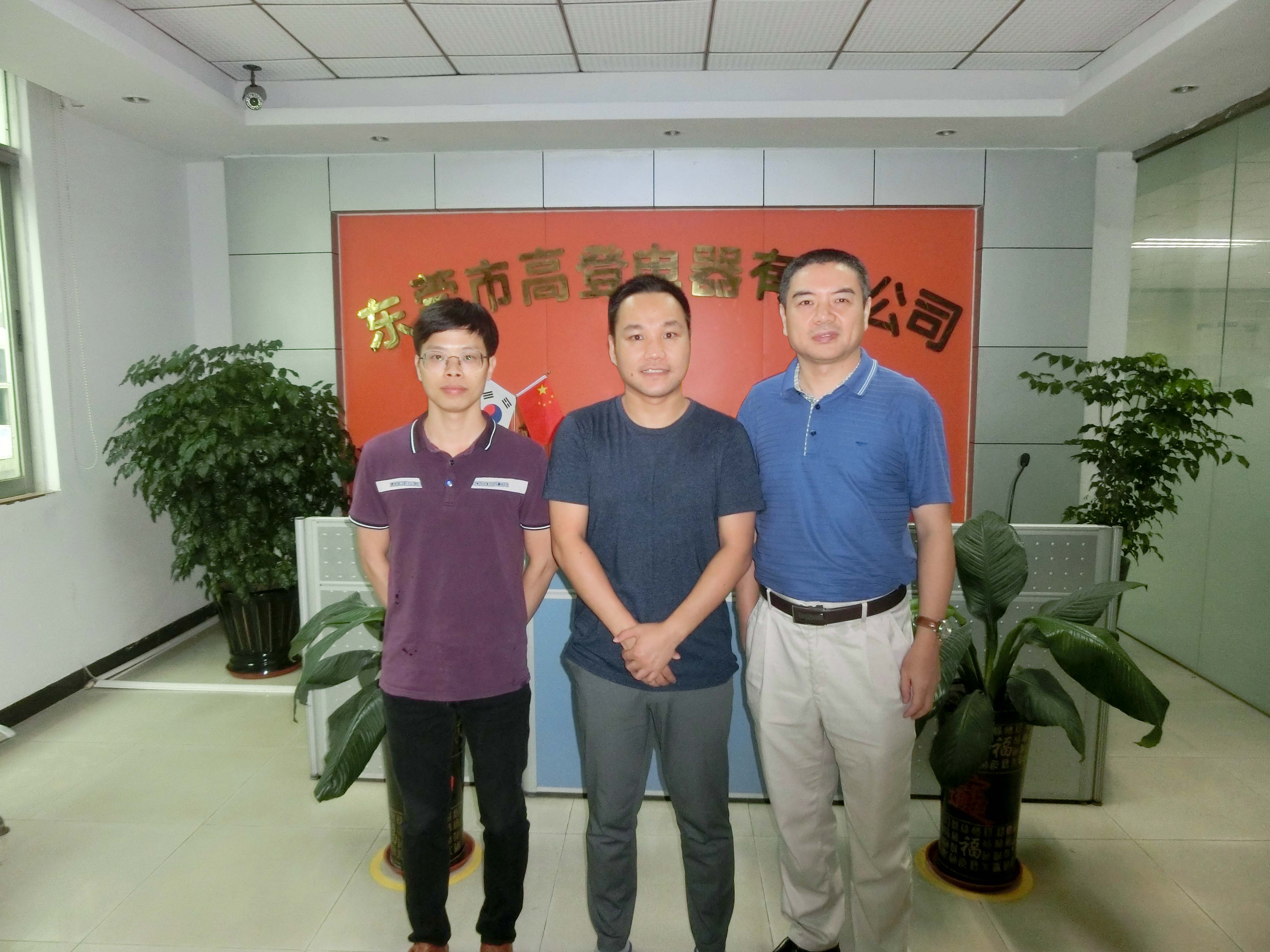 與印度第三大UPS電源客戶合影留念