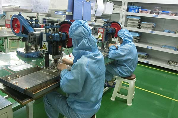 高登繼電器員工認(rèn)真工作